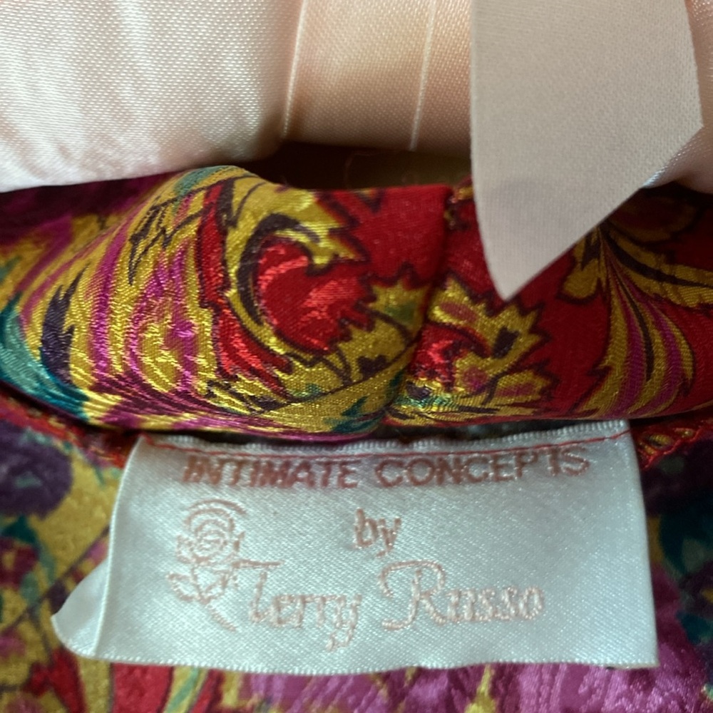 MIDI LENGTH BATHROBE. Gorgeous rich reds, golds and purple tones. - Picture 7 of 8